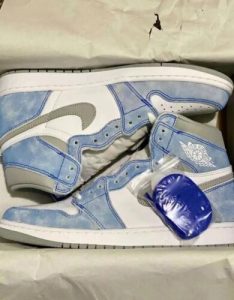 Jordan 1 Retro High OG 'Hyper Royal' photo review